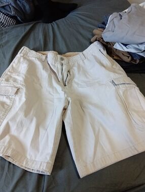Izod Men's Light Beige Cargo Shorts